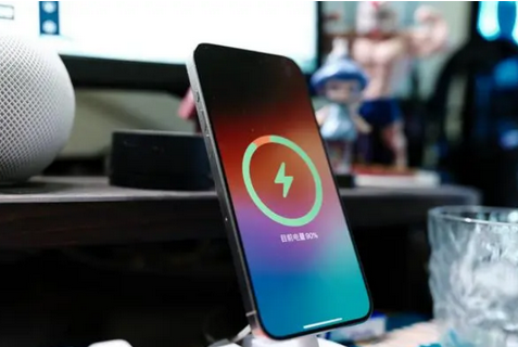 涪陵苹果15换屏服务分享用什么充电器给iPhone15充电更好 